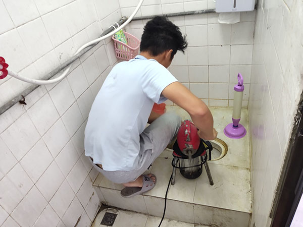 靖边管道堵塞冒臭气 专业师傅现场解决问题
